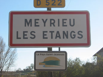 L'entr�e du village -  Ecoles du Monde - 
